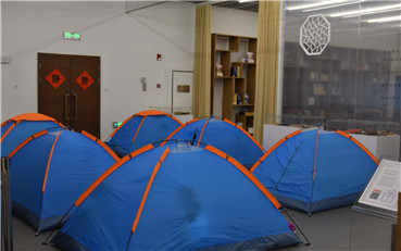 夜宿圖書館 枕著書香入眠